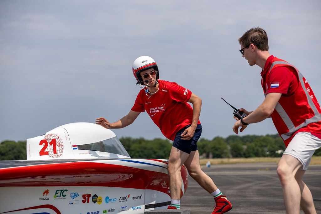 Solar car van Solar team twente met 2 teamleden tijdens een oefenrace